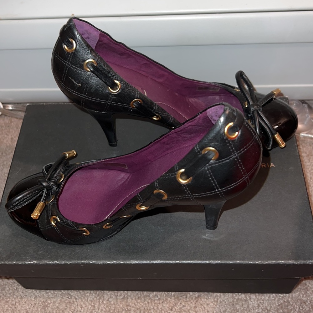 BCBGMaxAzria  Sz 8.5 black and gold detail pumps.